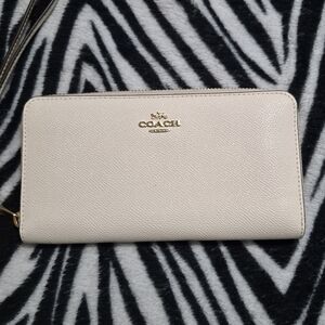 COACH Pebble Leather Zip Wallet in Chalk
